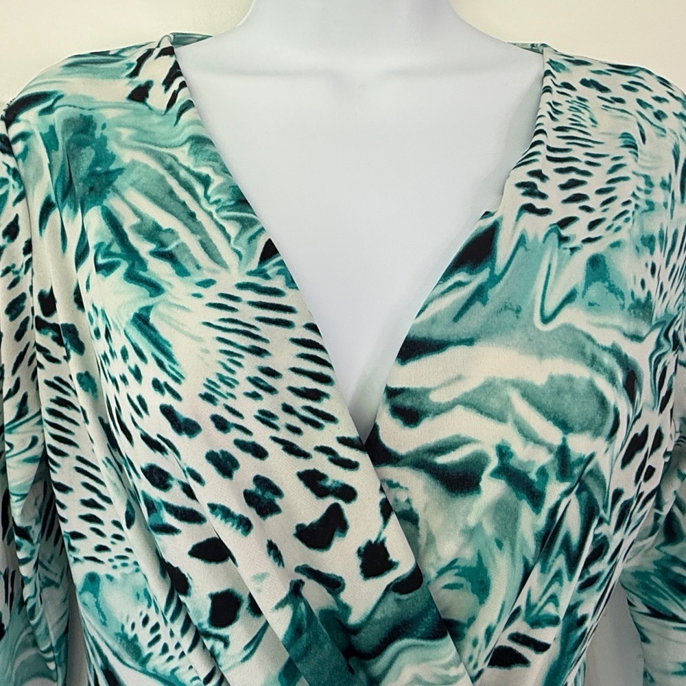 Jennifer Lopez Women's Size - Small Green Animal Print V-Neck Long Sleeve Top - Picture 4 of 8